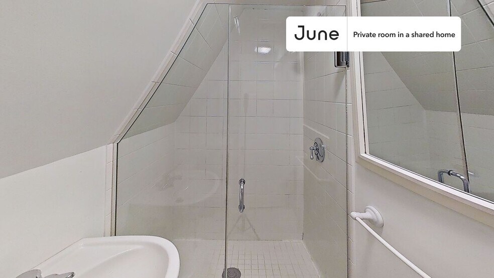 Building Photo - Private bedroom in 6 bed/2.5 bath Home