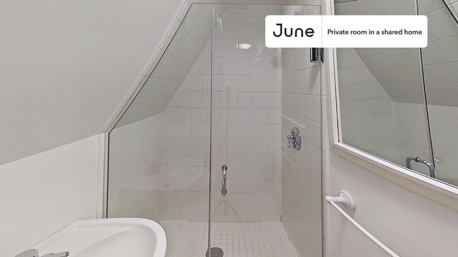 Building Photo - Private bedroom in 6 bed/2.5 bath Home