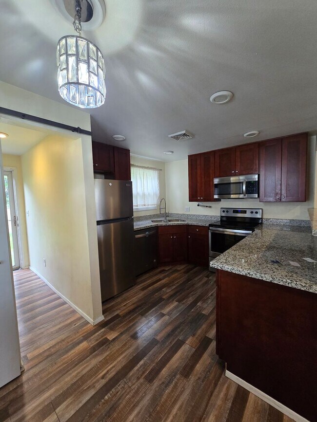 Building Photo - Adorable 2 bedroom