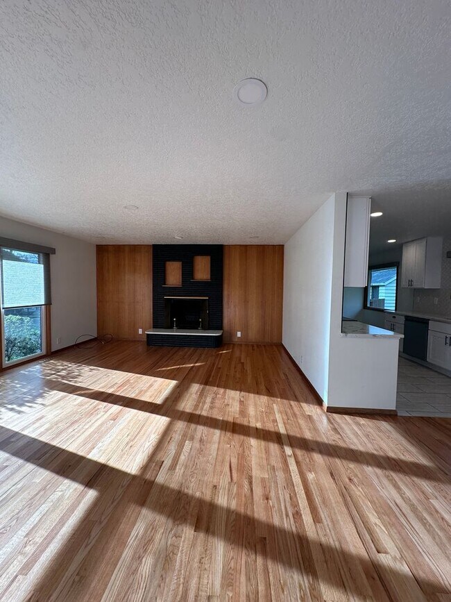 Building Photo - GORGEOUS RANCH STYLE HOME ON HUGE MANICURED LOT IN GARDEN HOME IN SW PORTLAND