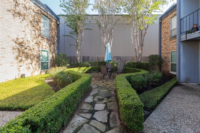 Building Photo - 6202 Skyline Dr