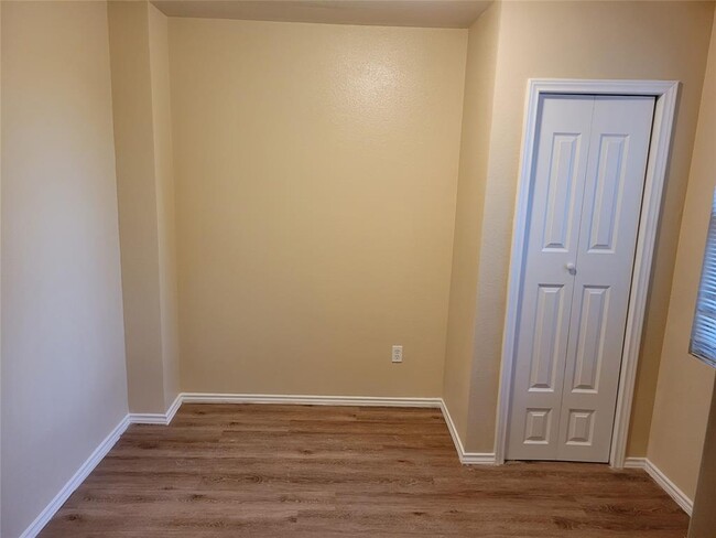 Building Photo - 1006 Hollow Oak Rd