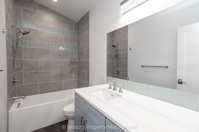 Building Photo - Stunning Home in Eagle Crest Resort Commun...