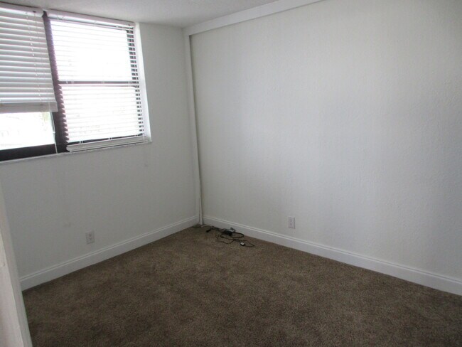 Building Photo - 1401 N Riverside Dr