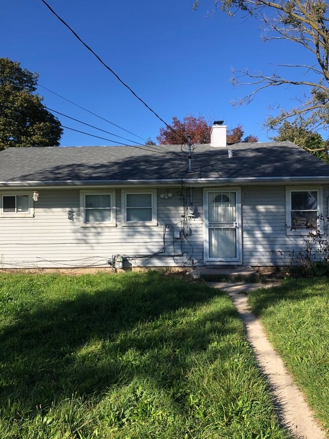 Building Photo - Single House 3 Bdr with Fenced yard and Garage AVAILABLE NOW