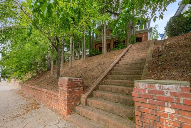 Building Photo - 827 Monroe Dr NE