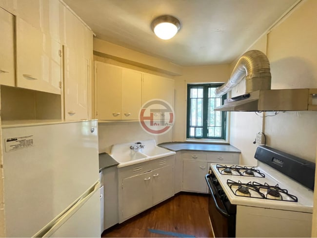 Building Photo - 1595 Metropolitan Ave