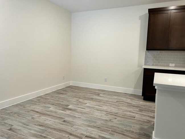 Building Photo - 420 Parkline Dr