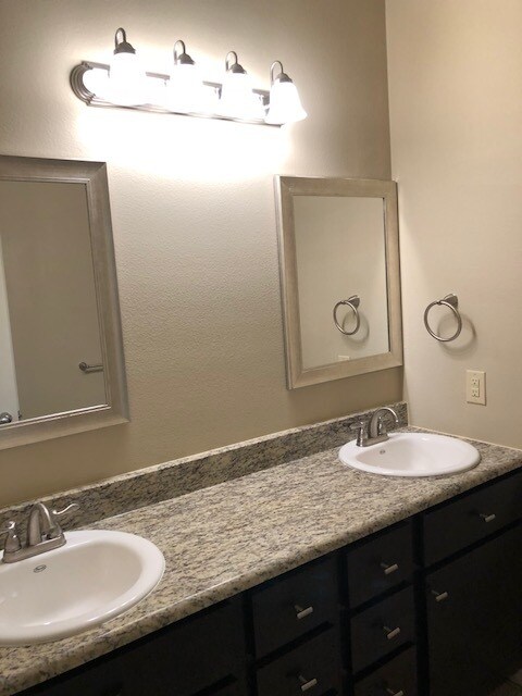 Building Photo - ***4 Bedroom, 2.5 Bath Townhouse**** Walking distances to UNT****