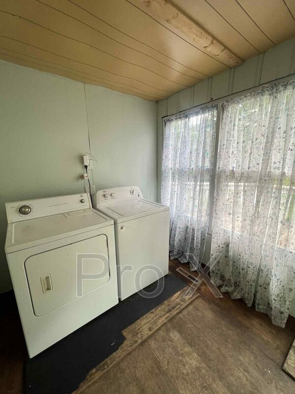 Building Photo - 2628 E 8th St