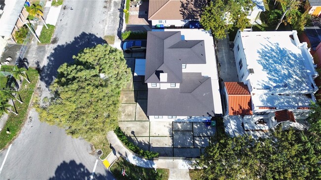 Building Photo - 927 SW 18th Ave