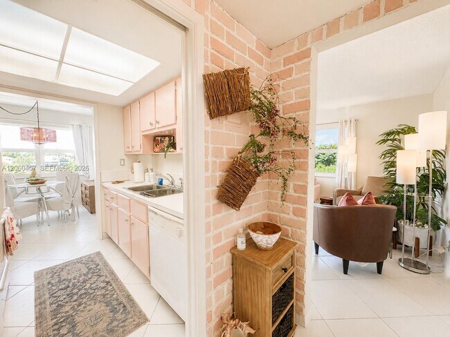 Building Photo - 1069 Hillsboro Mile