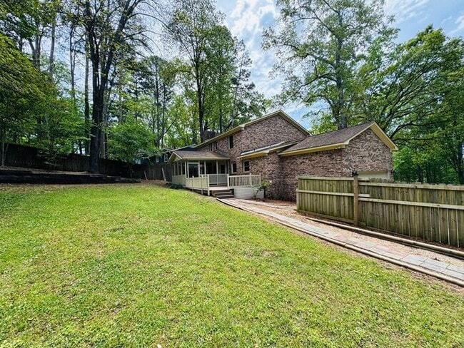 Building Photo - Fenced yard!