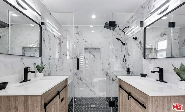 Building Photo - 418 N Bowling Green Way