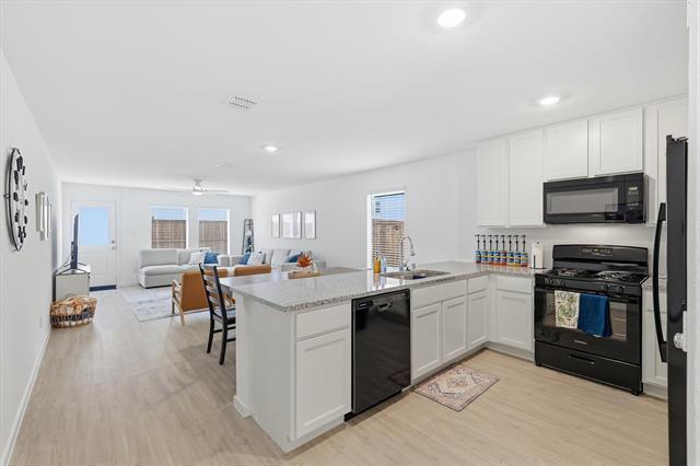 Building Photo - 12160 Thoroughbred Dr