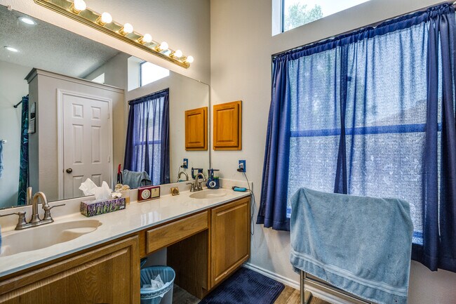 Building Photo - 1027 Hedgestone Dr