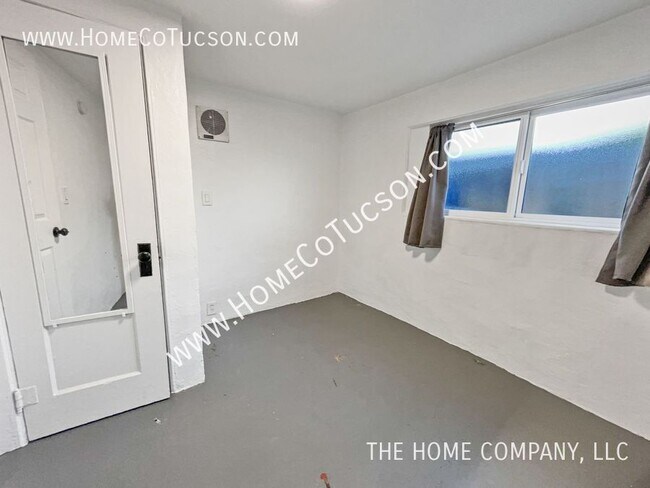 Building Photo - 940 E Florita St