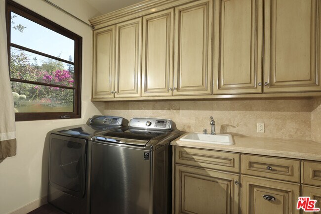 Building Photo - 4718 White Oak Ave