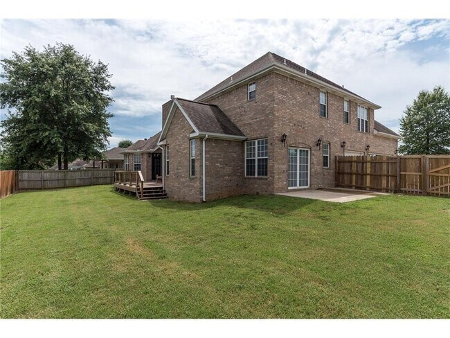 Building Photo - 601 Auburn St