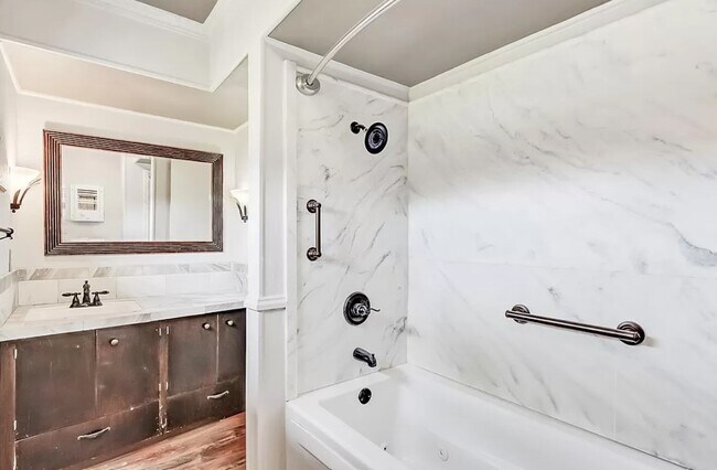 Building Photo - 4600 Lakeshore Dr