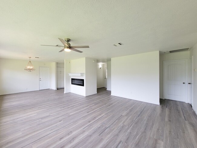 Building Photo - This fully renovated 3-bedroom, 2-bath home features a modern kitchen, large master suite with a ...