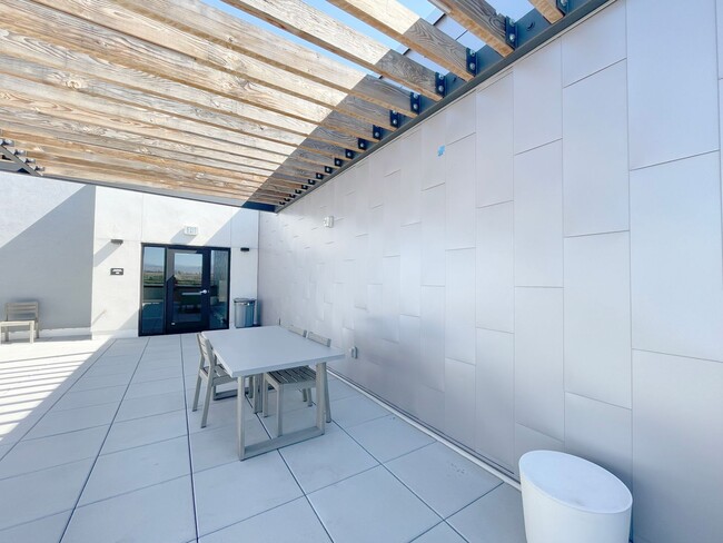 Building Photo - Improved Price!!!! Bustling Location! Mode...