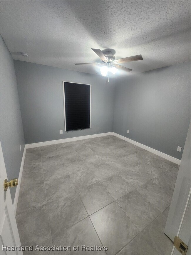 Building Photo - 2913 W Kevin Rd