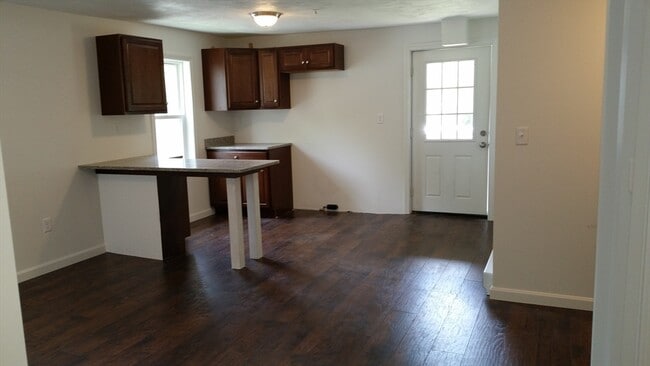 Building Photo - 10 Sutton Rd