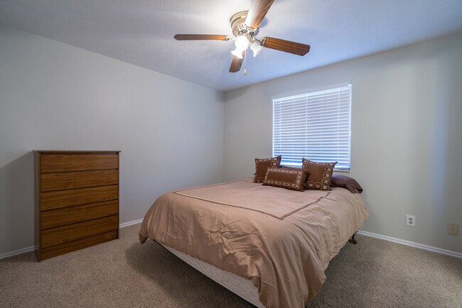 Building Photo - 3 Bedroom Home In St. George With Spacious Backyard