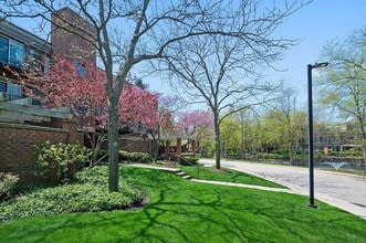 Building Photo - "Charming 2-Bed, 2-Bath Retreat in Northfield's Arbor Lane Oasis!"