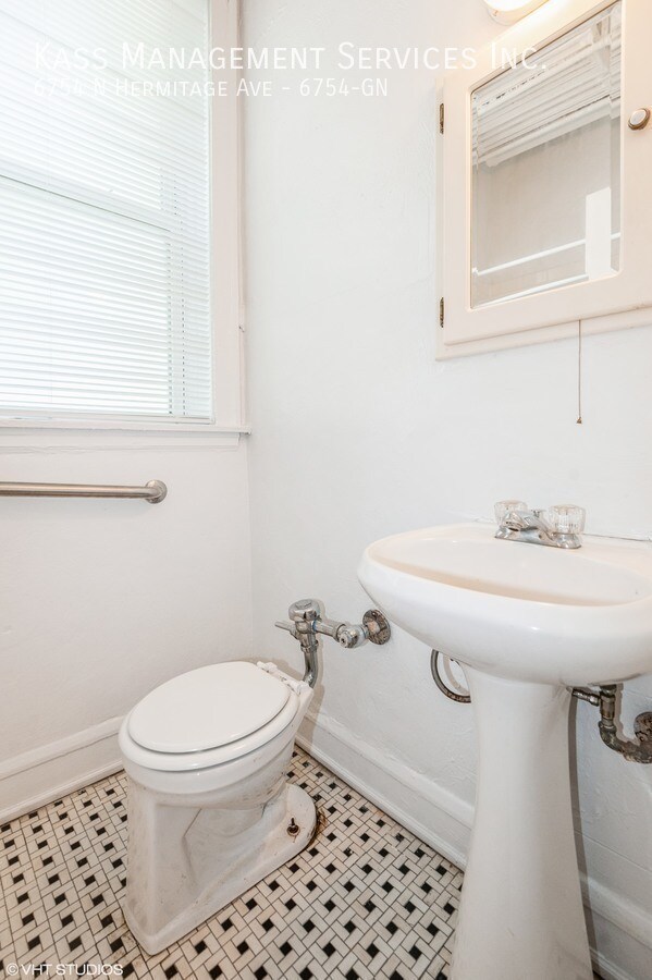 Building Photo - 6754 N Hermitage Ave