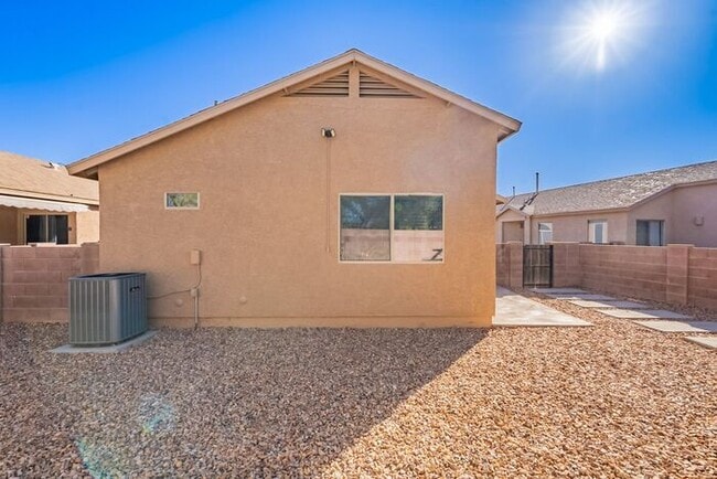 Building Photo - Bright & Inviting Tucson Home Near Davis-M...