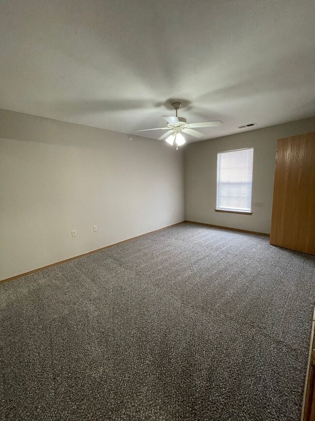 Building Photo - 2 bedroom 2 bath apartment at Parkwood Apt...