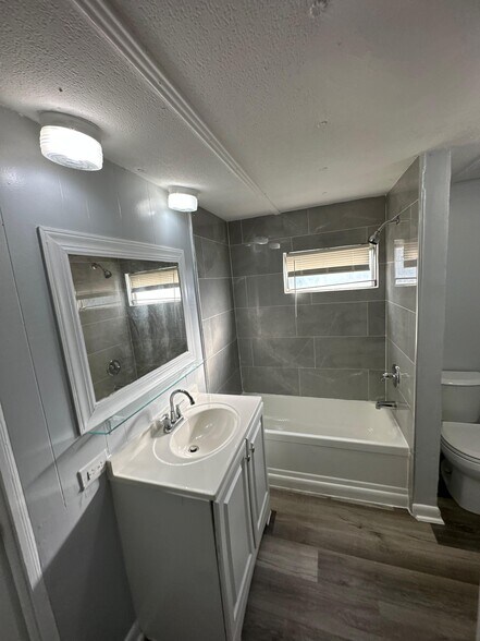 Building Photo - 7663 Bentwillow Dr