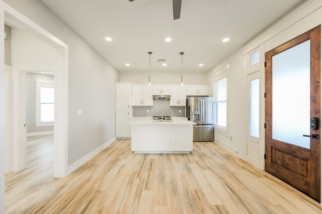 Building Photo - 120 E Magnolia Ave