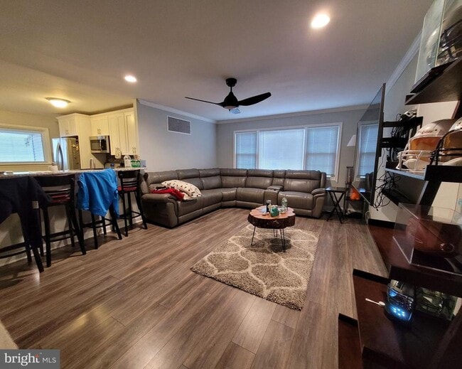 Building Photo - 302 Iris Rd