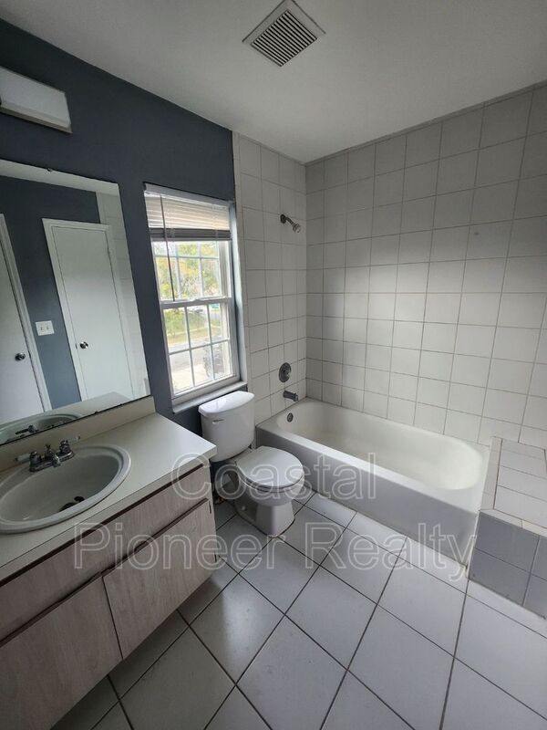 Building Photo - 10121 Sea spray Pl