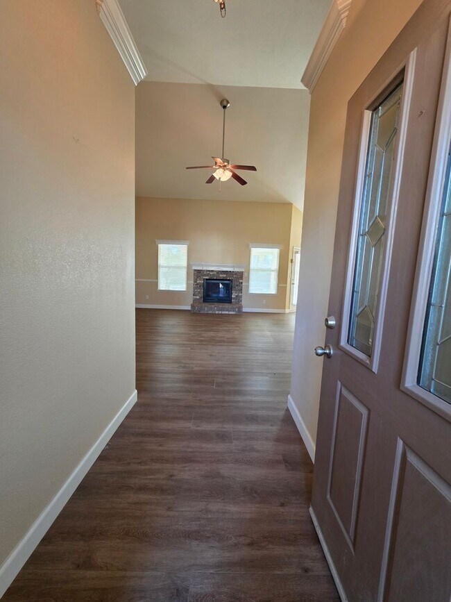 Building Photo - *Wait list full- Currently not accepting applications* 3 Bedroom 2 Bathroom with Pool in NW Visalia!