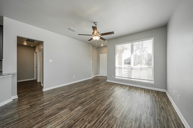 Building Photo - 525 Fallbrook Dr