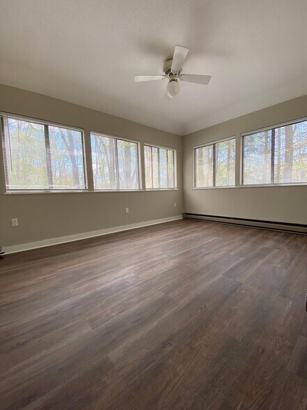 Building Photo - 40 Farmington Chase Cres