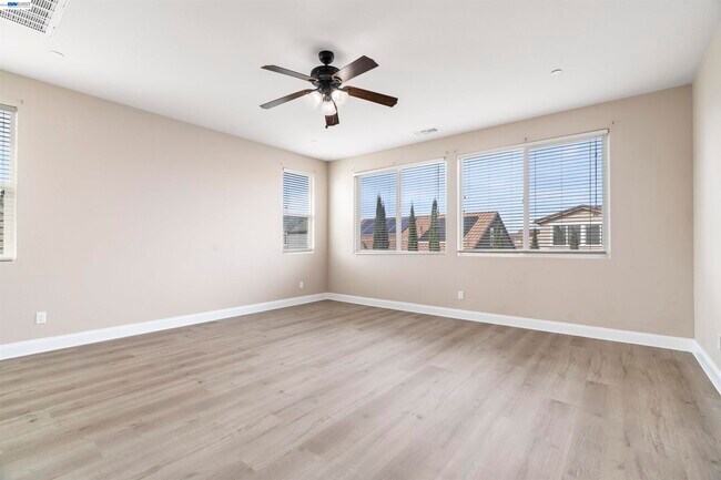 Building Photo - 967 Dainty Ave