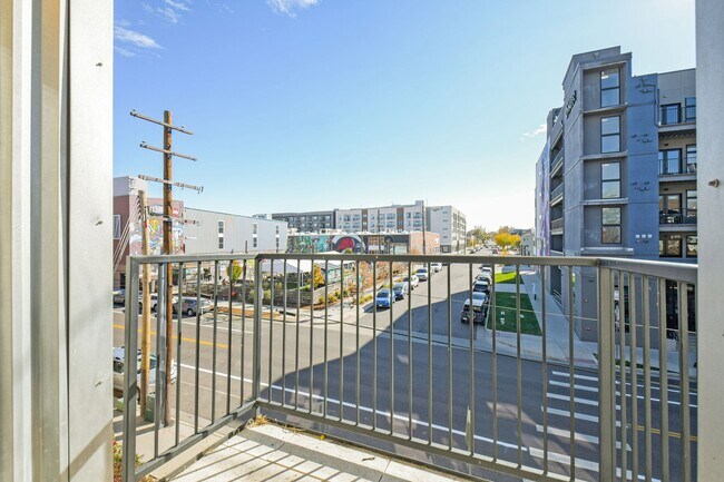 Building Photo - Top Level One Bedroom Condo in Rhino