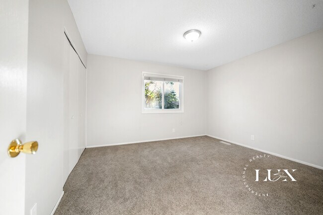 Building Photo - 3160 Walnut Grove Ln N