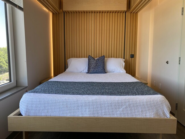 Building Photo - 409 Elm St