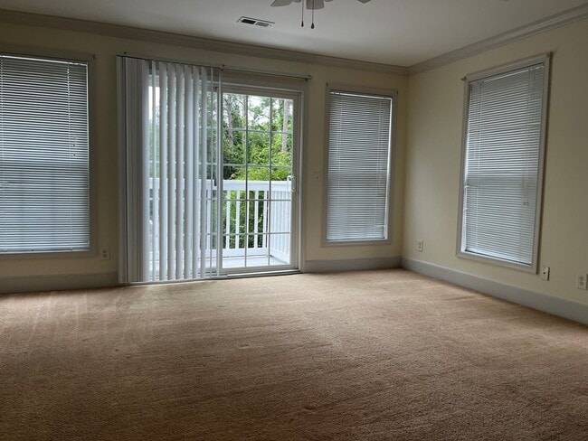 Building Photo - Townhouse Walking Distance to the Beach
