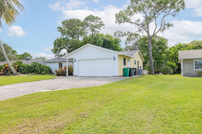 Building Photo - 662 NW Cardinal Dr