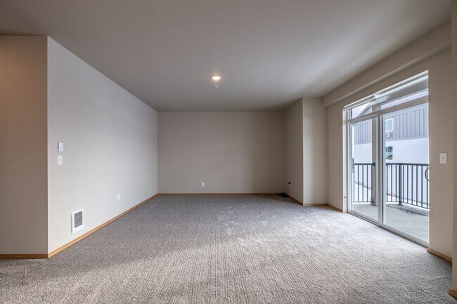 Building Photo - Large 2 Bedroom/2 Bath Apartment- Pet Friendly!