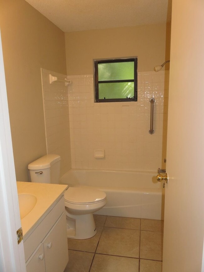 Building Photo - Open and bright 2/2 with garage