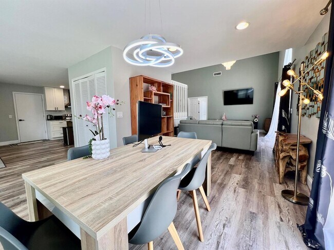 Building Photo - 12989 Meadowbreeze Dr