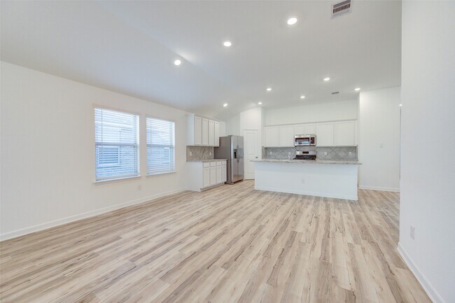 Building Photo - 3330 Meadknoll Ln